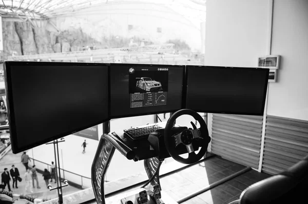 Triple screen setup with steering wheel and pedals racing games — Stock Photo, Image