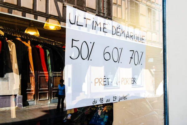 Moda mağazasında Soldes Satış işareti görünümü — Stok fotoğraf