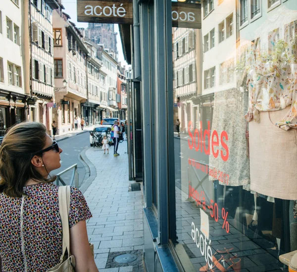 Fransız şehir alışveriş güzel genç kadın Arka görüş — Stok fotoğraf