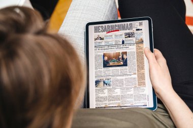Rusya Hakkında İPad Pro Nezavisimaya Gazeta 'da okuyan kadın