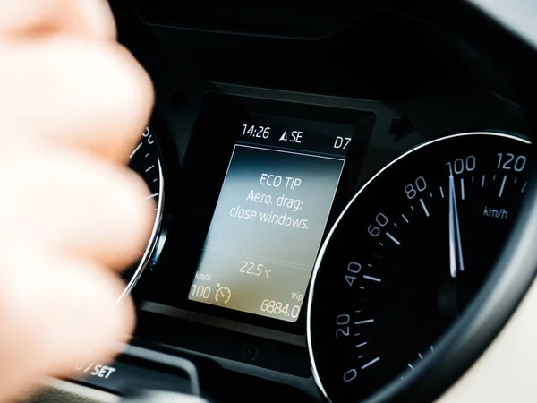 Eco Tip: Aero przeciągnij, zamknij okna na wyświetlaczu samochodu — Zdjęcie stockowe