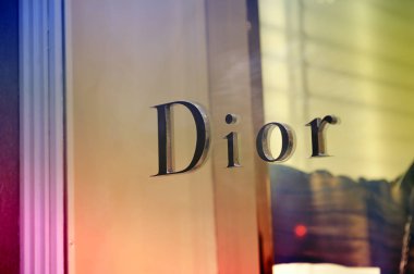 Vitrinde Lüks Dior moda markası işareti