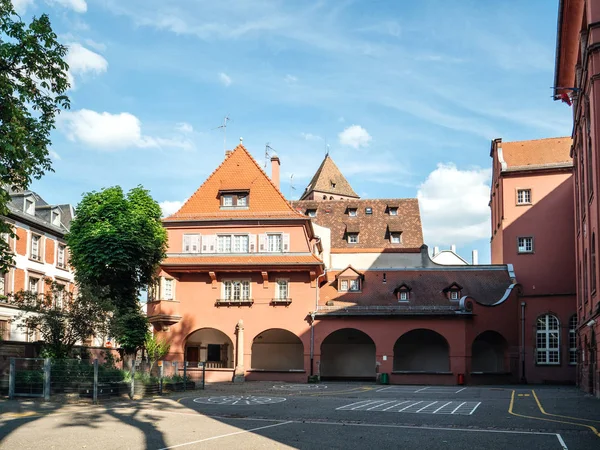 Escola de construção de fachada francesa na Alsácia com pátio vazio — Fotografia de Stock