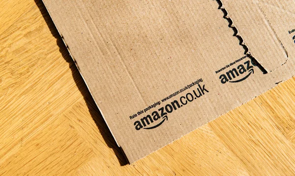 Paris, france - 21. Februar 2018: amazon.co.uk Pappverpackung offen auf dem Parkettboden — Stockbild Amazon.co.uk Karton geöffnetes Paket — Stockfoto