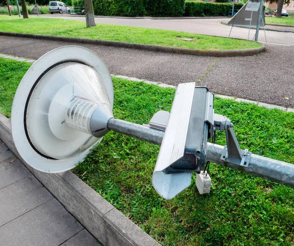 Gebroken straat lamp met CCTV bewakingscamera — Stockfoto