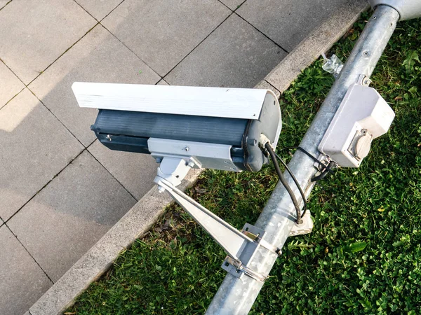 Lâmpada de rua quebrada com câmera de vigilância CCTV — Fotografia de Stock