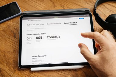 Man iPad Pro Launch Mac Pro Workstation Radeon GPU üzerinde okuma
