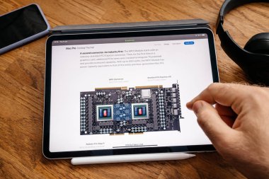 Man iPad Pro Launch Mac Pro Workstation MPX modülü üzerinde okuma