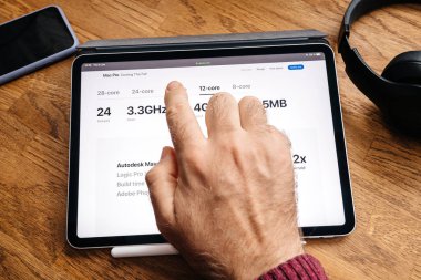 Man iPad Pro Launch Mac Pro iş istasyonu üzerinde okuma