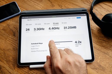 Man iPad Pro Launch Mac Pro iş istasyonu üzerinde okuma