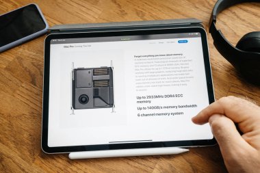 Man iPad Pro Launch Mac Pro Workstation RAM özellikleri okuma