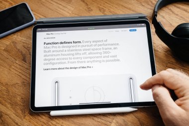 Man iPad Pro Launch Mac Pro iş istasyonu tasarımı üzerinde okuma 
