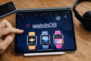 Man iPad Pro WWDC 19 ürün lansmanı watchOS üzerinde okuma