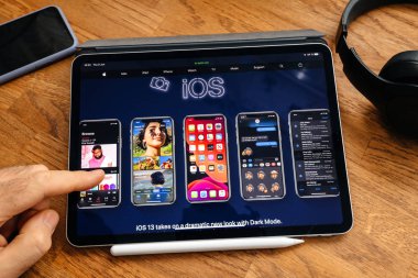 Man iPad Pro WWDC 19 ürün lansmanı IOS üzerinde okuma