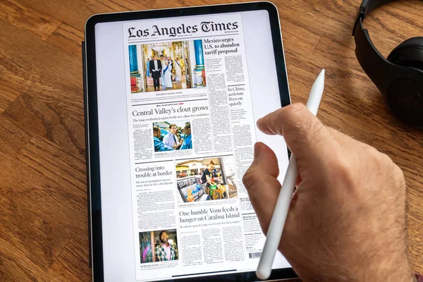 Donald Trump UK wizyta na Apple iPad News okładka gazety — Zdjęcie stockowe