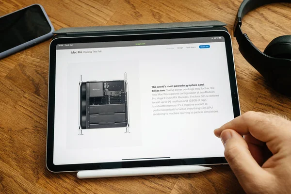 Man lezen op iPad Pro start Mac Pro Workstation GPU — Stockfoto