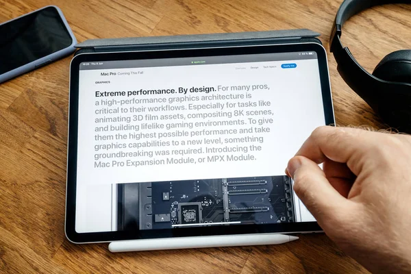 Lettura uomo su iPad Pro lancio Mac Pro workstation — Foto Stock