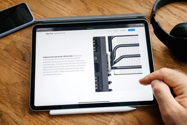 Man lezen op iPad Pro start Mac Pro Workstation Heats Sink — Stockfoto