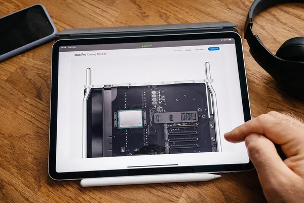 Man lezen op iPad Pro start Mac Pro Workstation CPU — Stockfoto