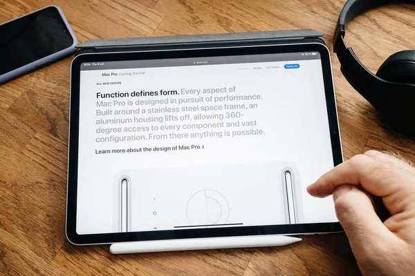 Man lezen op iPad Pro start Mac Pro Workstation ontwerp — Stockfoto