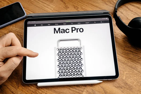 Mann liest auf ipad pro wwdc 19 Produkteinführung mac pro Frontplatte — Stockfoto
