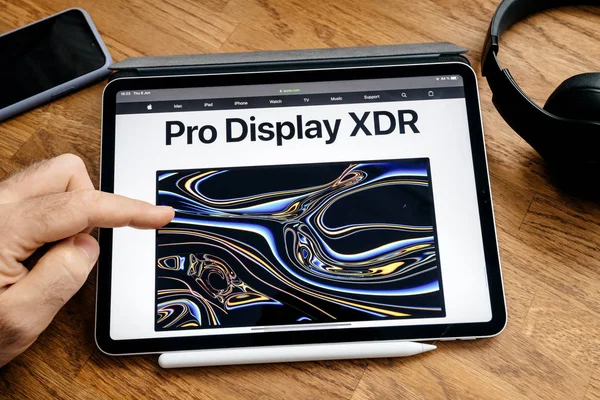 Lettura uomo su iPad Pro WWDC 19 lancio del prodotto Pro Display XDR stand — Foto Stock