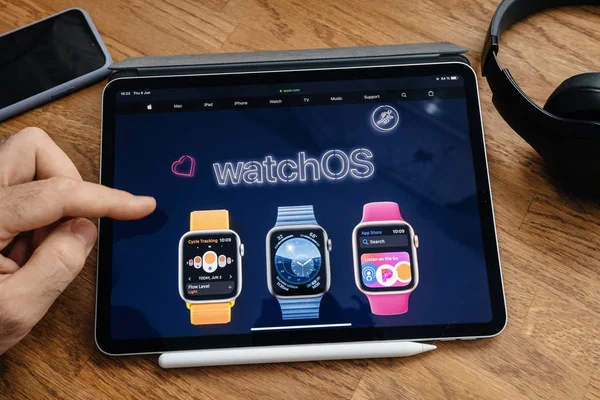 Man lezing op iPad Pro WWDC 19 product launch watchos — Stockfoto