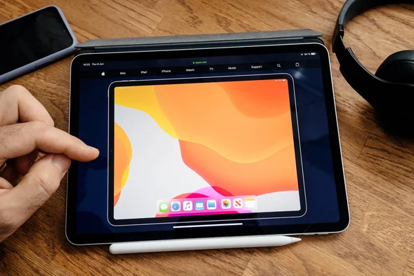 Czytanie Man na iPad Pro WWDC 19 uruchomienie produktu — Zdjęcie stockowe