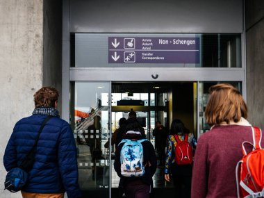 Schengen dışı kapı Havaalanına yürüyen kadın ve erkekler