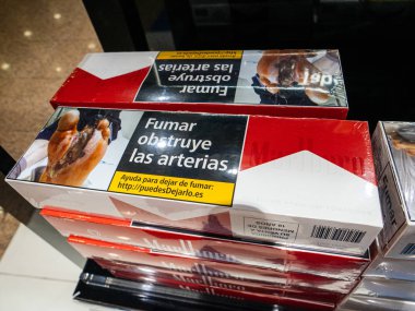 Birden fazla Marlboro sigara paketleri blokları Airport Duty-Free mağaza