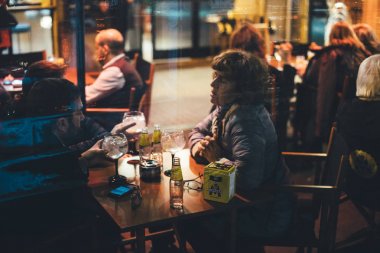 Merkezi Barcelon kafe içinde insanların sokaktan görünümü