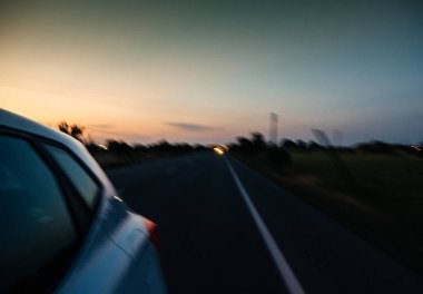 alacakaranlıkta günbatımı Mayorka'da otoyolda hızlı sürüş araba