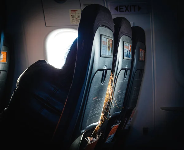 Женщина спит на сиденье самолета — стоковое фото