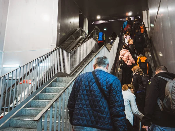 People on the escalator inside  Aeroport international El-Prat — Stock Photo, Image