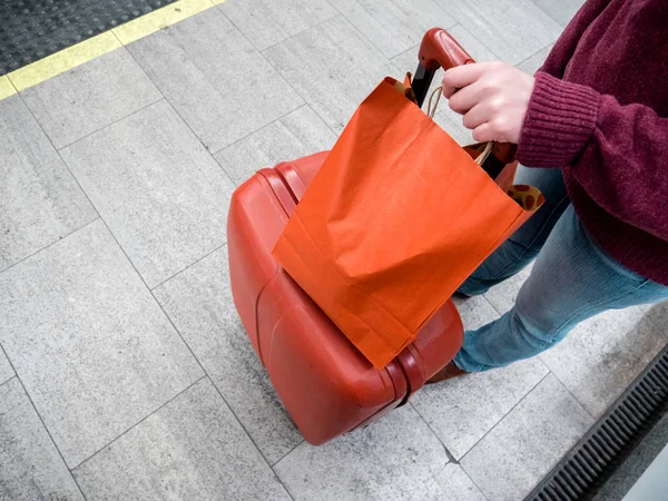 Jalá y la celebración de equipaje rojo en el tren de plataforma — Foto de Stock