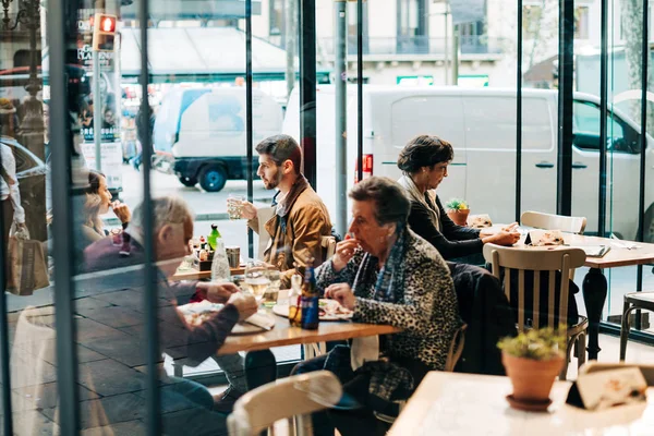 Människor Dining äta umgås tillsammans inne spanska Café — Stockfoto