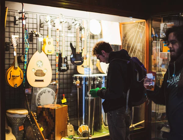 Kirakat ablak zenei áruház featuring sokszínű hangszerek — Stock Fotó