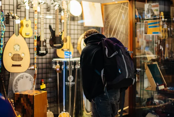 Schaufenster des Musikgeschäfts mit vielfältigen Musikinstrumenten — Stockfoto