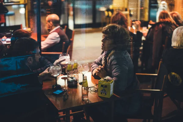 Utsikt från gatan av människor inuti Café i centrala Barcelonon — Stockfoto