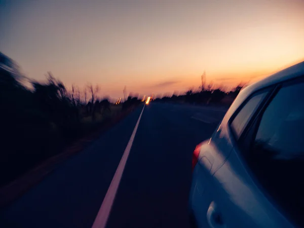 Auto rijden snel op de snelweg bij Dusk Sunset Majorca — Stockfoto