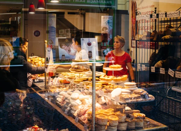 Fransız pastanesinde fırın yemeği satın alan müşteriler — Stok fotoğraf