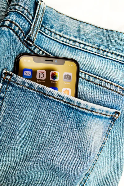 Új Apple iPhone X okostelefon farmert farmer zseb — Stock Fotó