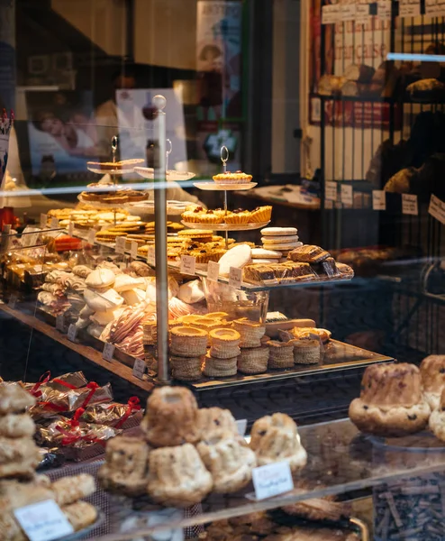 Interno della tradizionale pasticceria francese che vende torte di pane croissant — Foto Stock