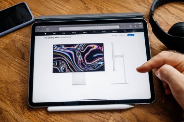 Man iPad Pro WWDC 19 ürün lansmanı üzerinde okuma