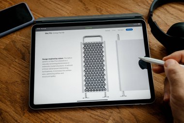 Man iPad Pro Launch Mac Pro iş istasyonu üzerinde okuma