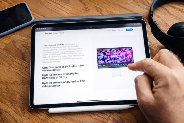 Man iPad Pro Launch Mac Pro iş istasyonu üzerinde okuma