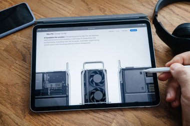 Man iPad Pro Launch Mac Pro iş istasyonu üzerinde okuma