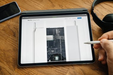 Man iPad Pro Launch Mac Pro iş istasyonu üzerinde okuma