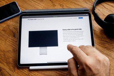 Man iPad Pro WWDC 19 ürün lansmanı üzerinde okuma