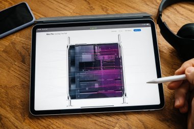 Man iPad Pro Launch Mac Pro iş istasyonu üzerinde okuma